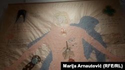 Jedan od radova na izložbi "Progovarajmo", koju je realizovao Muzej ratnog djetinjstva u saradnji sa Međunarodnom organizacijom za migracije i ambasadom Velike Britanije u BiH.