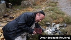 Забулон Симинтов се моли на еврейско гробище в Кабул, ноември 2013.