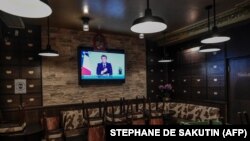 Președintele francez Emmanue Macron anunțînd la televizor miercuri 28 octombrie noile măsuri de securitate sanitară din Franța. 