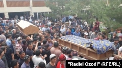 Похороны жертв приграничного конфликта в Исфаре. 30 апреля 2021 