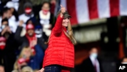 Snatorea republicană Kelly Loeffler la mitingul electoral din Dalton, la care președintele Donald Trump a venit să susțină candidații republicani în alegerile senatoriale din statul Georgia, 4 ianuarie 2021.