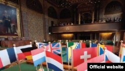 Zastave zemalja EU u sali Holandskog parlamenta, arhiv