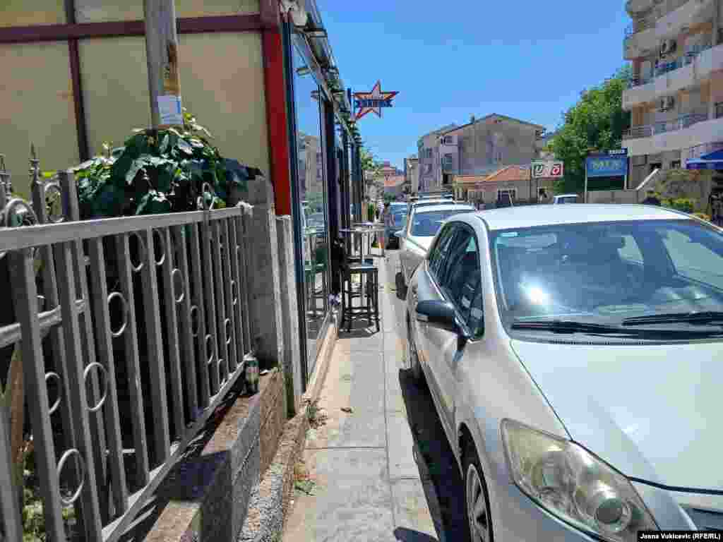 Trotoari u mnogim naseljima ne postoje. Na pločniku sa naše slike, širokom jedva pedesetak santimetara, postavljeni su kafanski sto i stolice.