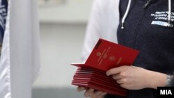 Илустрација - Студенти со индекс