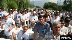 Уйгуры Алматы проводят поминки по своим соотечественникам в Синьцзяне. Алматы, 10 июля 2009 года. 