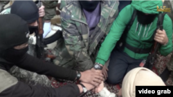 Скриншот видео, на котором узбекская группировка в Сирии присягает на верность талибам.