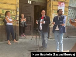 Pikó András, Józsefváros polgármestere Jámbor András országgyűlési képviselővel (j) tartott sajtótájékoztatót 2025. szeptember 3-án az egyik kisajátításra kerülő épület, a Diószegi utca 18. előtt