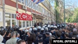 Policija ispred DIF-a, 28. april 2025.