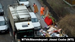 A járdákra kirakott lakossági hulladékot szállítja el a FKF Nonprofit Zrt. a főváros XII. kerületének egyik utcájából 2019. február 24-én (Illusztráció)