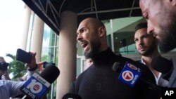 Andrew Tate (lijevo) i njegov brat Tristan Tate u razgovoru s medijima nakon dolaska u Fort Lauderdale, Florida, SAD, 27. februara 2025.