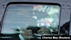 Американскиот претседател Доналд Трамп отпоздравува од автомобил пред Националниот воено-медицински центар Валтер Рид, каде што се лекува од ковид-19, Мериленд, САД, 4 октомври 2020 година.