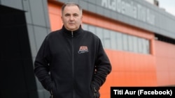 Fostul campion de raliu, Titi Aur, a deschis o academie unde în învață pe șoferi să conducă defensiv. Identifcă educația ca principala vină a accidentelor.