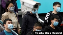 Хора с предпазни маски в Китай през 2020 г. Снимката е илюстративна.