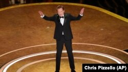 Komičar Konan O'Brajen tokom ceremonije dodele OSkara, 2. mart 2025.