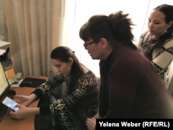 Общественники из объединения «Умит» показывают интернет-ресурс, где размещена вся информация о покупке синтетических наркотиков, Караганда.