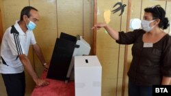 Мъж гласува в хасковското село Жълти бряг, община Стамболово. 