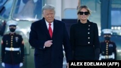 Donald Trump leköszönő amerikai elnök és a felesége Melania Trump az elnök utolsó hivatali napján az Andrews légibázison 2021. január 20-án. 