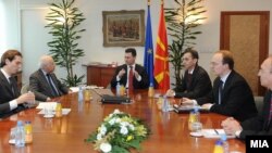 Можно ли е загрозување на позицијата на Македонија на претстојаната средба со медијаторот Нимиц? 