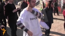 Aktivistët e opozitës me aksion simbolik