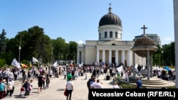 Participanții la Marșul familie se adună în scuarul Catedralei Mitropolitane din centrul Chișinăului la mitingul care a încheiat manifestația pro-familia tradițională. Chișinău, 15 iunie 2025