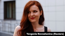 Kira Yarmysh speaks with journalists after a court hearing in Moscow on August 16, 2021.