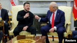 Președintele ucrainean Zelenski (stânga) și președintele SUA Donald Trump, gesticulând la discuțiile de la Casa Albă, vineri, 28 februarie 2025