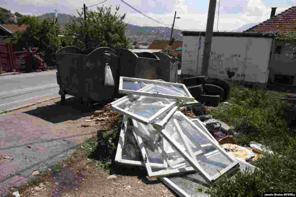 Iz Kantonalnog javnog komunalnog poduzeća &quot;Rad&quot; poručili su da im nedostaje i ljudi i mehanizacije, &quot;a posljedica toga je velika količina smeća pored kontejnera&quot;. 