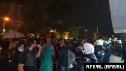 Kordon policije između građana i prostorija Srpske napredne stranke u Novom Sadu, 29. jul 2025. 