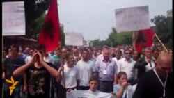 Мирни протести против Монструм