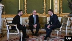 În capul mesei de la summitul de duminică au stat președintele francez Emmanuel Macron, premierul britanic Keir Starmer și președintele ucrainean Volodimir Zelenski. Președintele interimar al României, Ilie Bolojan, a stat la stânga liderului ucrainean.