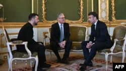 Președintele ucrainean Volodimir Zelenski (stânga), premierul britanic Keir Starmer (centru) și președintele francez Emmanuel Macron (dreapta) în timpul unui summit la Londra pe 2 martie.