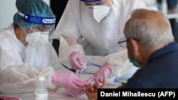 La un punct de testare a populației la COVID-19, în București