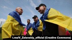 Militari ucraineni eliberați din captivitate se întorc acasă în cadrul unui nou schimb de prizonieri de război între Ucraina și Rusia, 14 iunie 2025. 