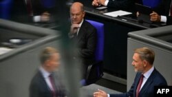 Nemački kancelar Olaf Šolc gleda u tadašnjeg ministra finasija Kristijana Lindera koji govori u Bundestagu, 10. septembar 2024.