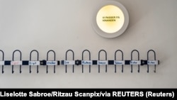 Prazni čiviluci u školi u danskom gradu Gladsaxe pred prvi radni dan nakon početka restrikcija usled pandemije korona virusa