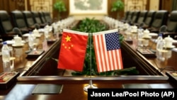 Flamuri i SHBA-së (djathtë) dhe ai i Kinës (majtë). 