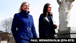 Premijerka Švedske, Magdalena Anderson (L) i premijerka Finske, Sana Marin, uoči zvaničnog sastanka u Stokholmu, Švedska, 13. april 2022.