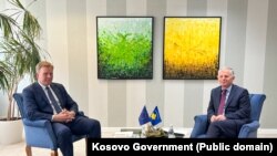 I dërguari i Bashkimit Evropian për dialogun Kosovë-Serbi, Peter Sorensen, takohet me kryenegociatorin e Kosovës për dialogun, Besnik Bislimi, 24 prill 2025.