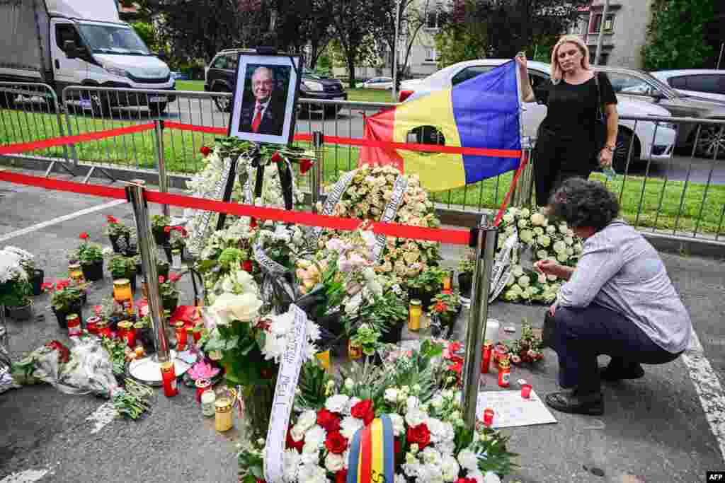 Oamenii depun flori și lumânări lângă un portret al lui Iliescu, în fața Palatului Cotroceni.Ion Iliescu, primul președinte al României ales în mod democratic, a condus tranziția haotică a țării de la comunism la democrație. În vremea dictaturii lui Nicolae Ceaușescu a deținut funcții importante în stat, dar a fost marginalizat în anii 1970.A ajuns la putere în timpul revoluției din decembrie 1989, care l-a răsturnat pe Ceaușescu, în circumstanțe ce rămân neclare.În al doilea mandat prezidențial, în anii 2000, Iliescu a avut un rol important în aderarea României la NATO și încheierea negocierilor de aderare la Uniunea Europeană.