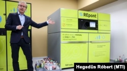 Pethő Zsolt vezérigazgató a MOHU Mol Hulladékgazdálkodási Zrt. palackok visszaváltására szolgáló automatáinak sajtóbemutatóján 2023. november 28-án