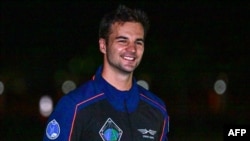 Kapu Tibor magyar űrhajós a 39A indítóállomásra tart az Axiom-4 küldetés előtt a floridai Cape Canaveralben, 2025. június 24-én