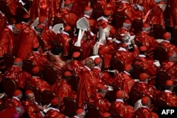 Cardinali la ceremonia de înmormântare a Papei Francisc în Piața Sfântul Petru din Vatican, pe 26 aprilie 2025.