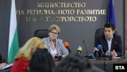 Служебният министър на регионалното развитие Виолета Комитова и служебният министър на икономиката Кирил Петков по време на пресконференция. 