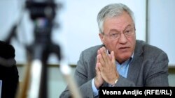 Pritisak je potpuno razumljiv ako neko misli da radi u javnom servisu: Rade Veljanovski