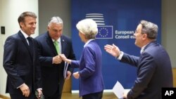 Mađarski premijer Viktor Orban s predsednicom Evropske komisije Ursulom fon der Lajen, francuskim predsednikom Emanuelom Makronom i premijeom Luksembruga Ksavijerom Betelom u Briselu, 30. jun 2023.