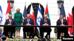 Donald Trump sa izraelskim premijerom Benjaminom Netanjahuom i ministrima vanjskih poslova UAE i Bahreina Abdulahom bin Zajed El Nahjanom i Abdulatifom bin Rašid El Zajanijem