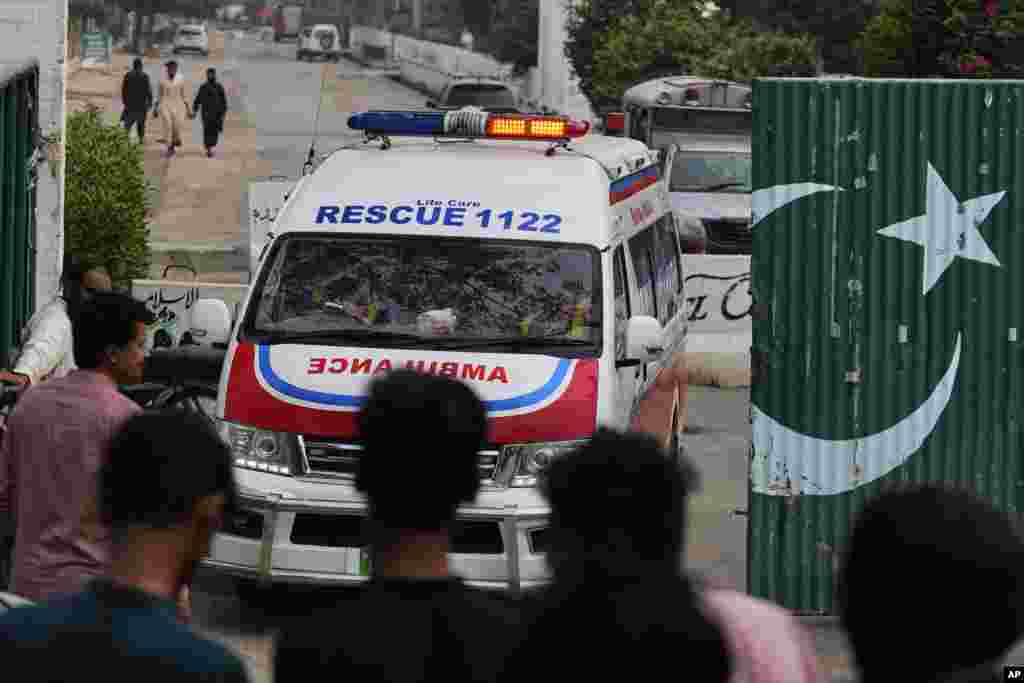 Амбулантни возила на локација погодена во индискиот ракетен напад, во Муридке, град во пакистанската провинција Пенџаб.