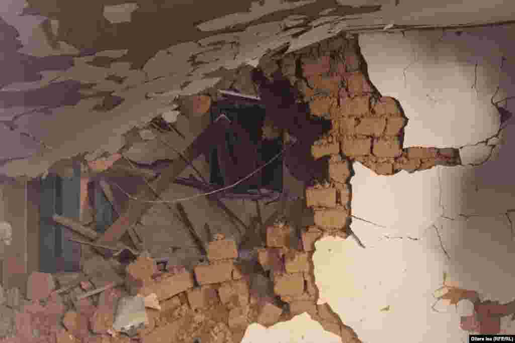 По предварительной версии, к скоплению газо-воздушной смеси привело &laquo;неплотное соединение кислородного шланга к камину&raquo;, сообщили в филиале компании &laquo;КазТранГаз Аймак&raquo;. 