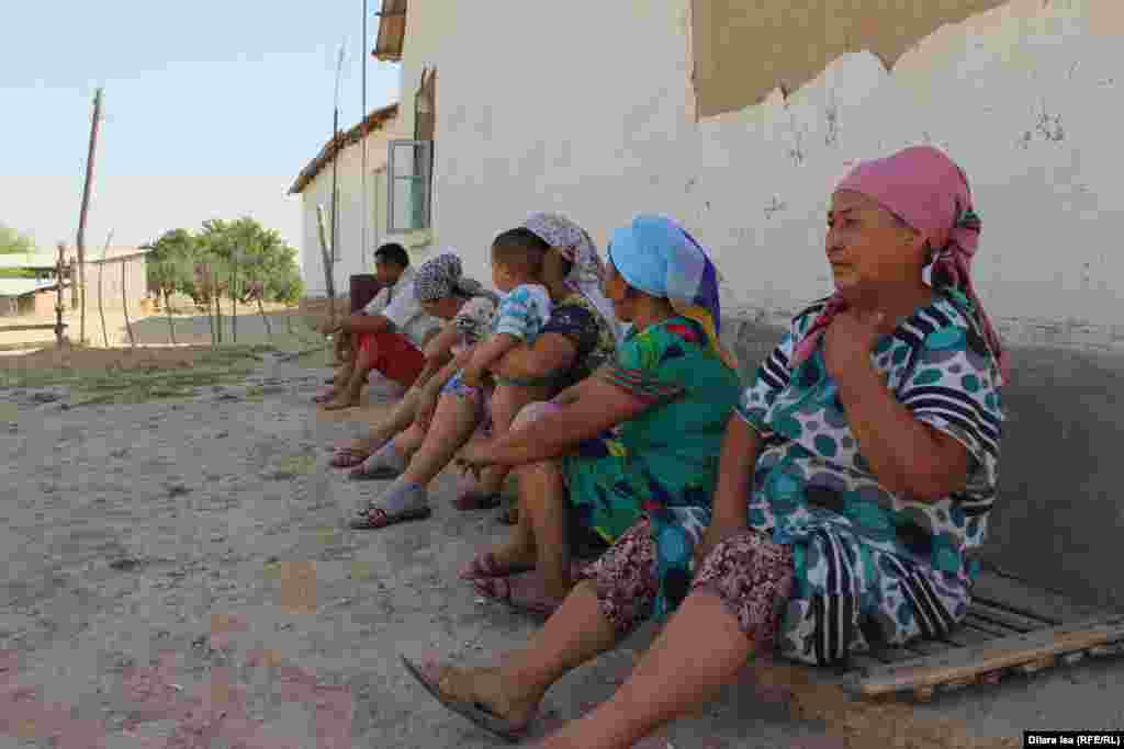 Жители Достыка говорят, что демаркацию границы провели 12 лет назад, но местные власти не спешат переселить их из депрессивного приграничного села, жизнь в котором они называют небезопасной.