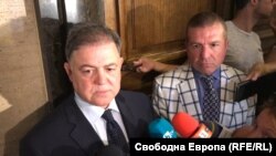 Николай Ненчев (вляво) с един от адвокатите си Менко Менков